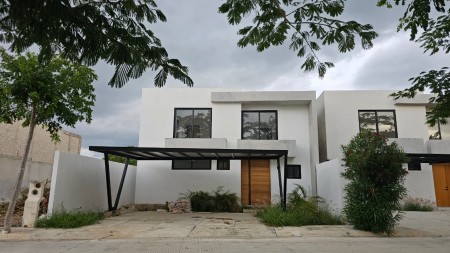 Casa en venta en Aire Puro Residencial Merida con recamara en PB y doble altura 